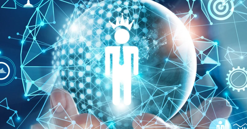 円形のデジタルデータを掴んでいるビジネスマン